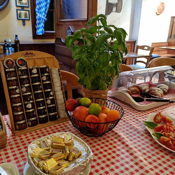 Buffet con burro, marmellata e frutta fresca. #hotel vittoria  #kapuziner #rivadelgarda